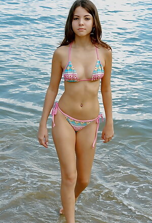 Amateur girl bikini foto